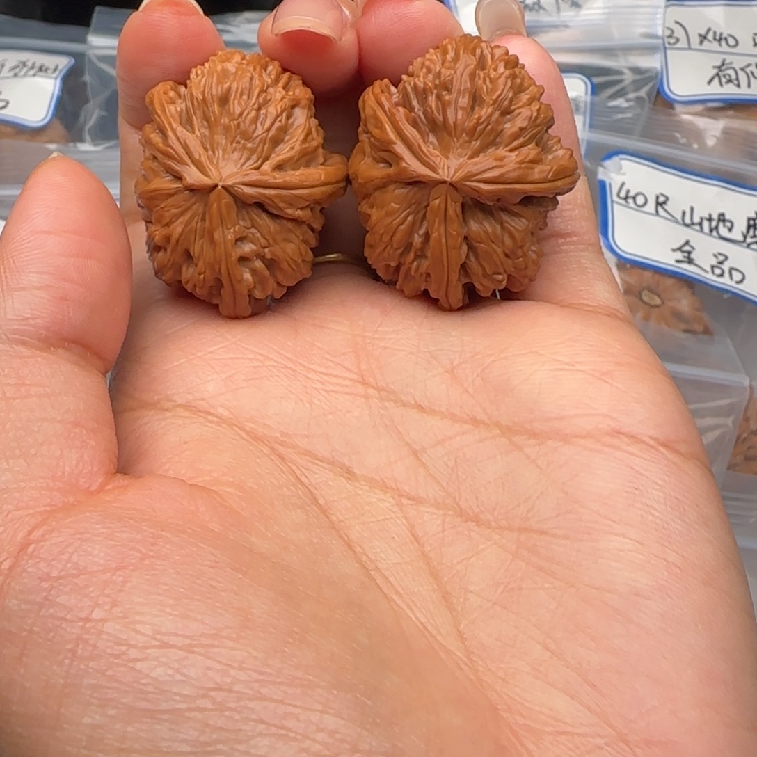 文玩核桃吊坠白狮子三棱全品
