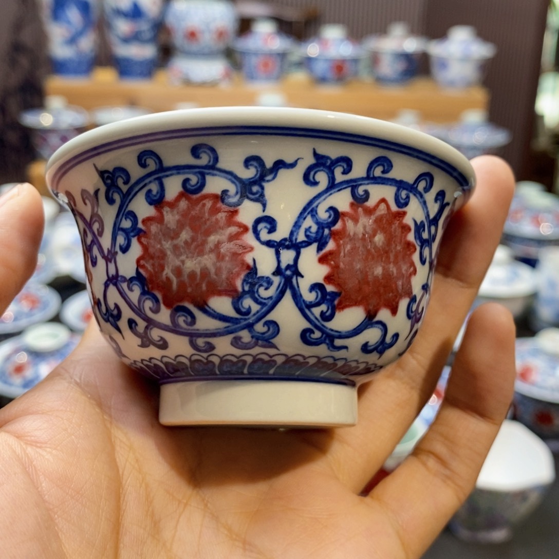 釉里红中号压手杯