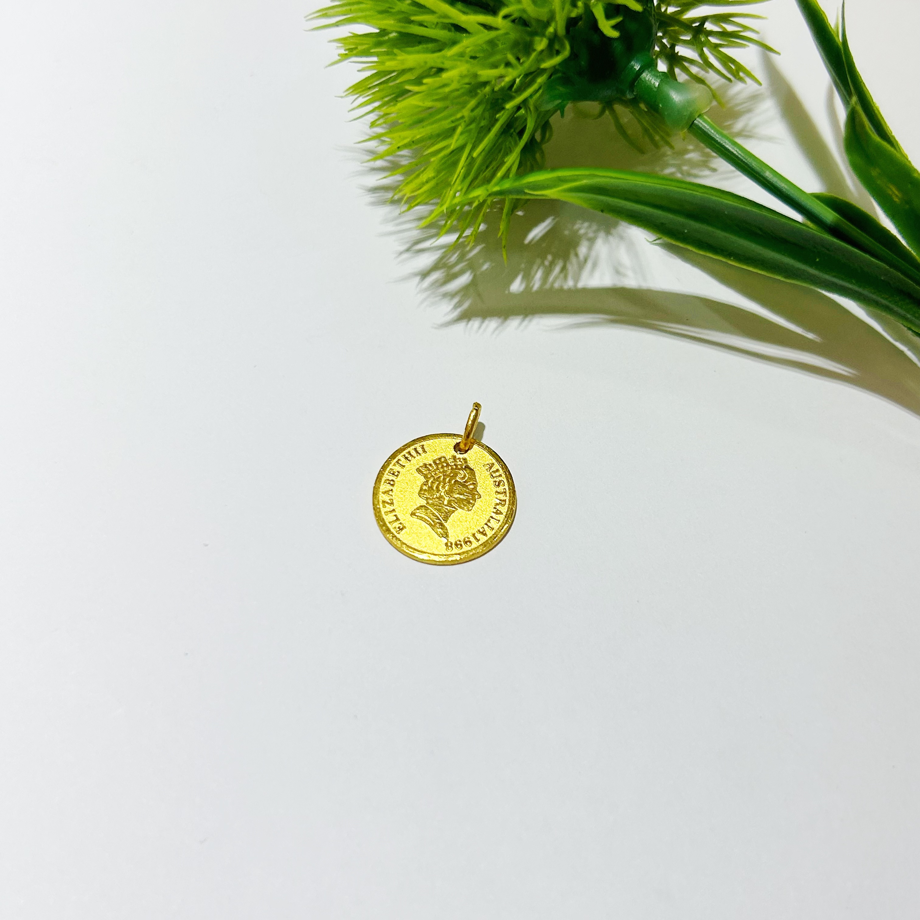 【富远黄金】足金圆形女王牌吊坠