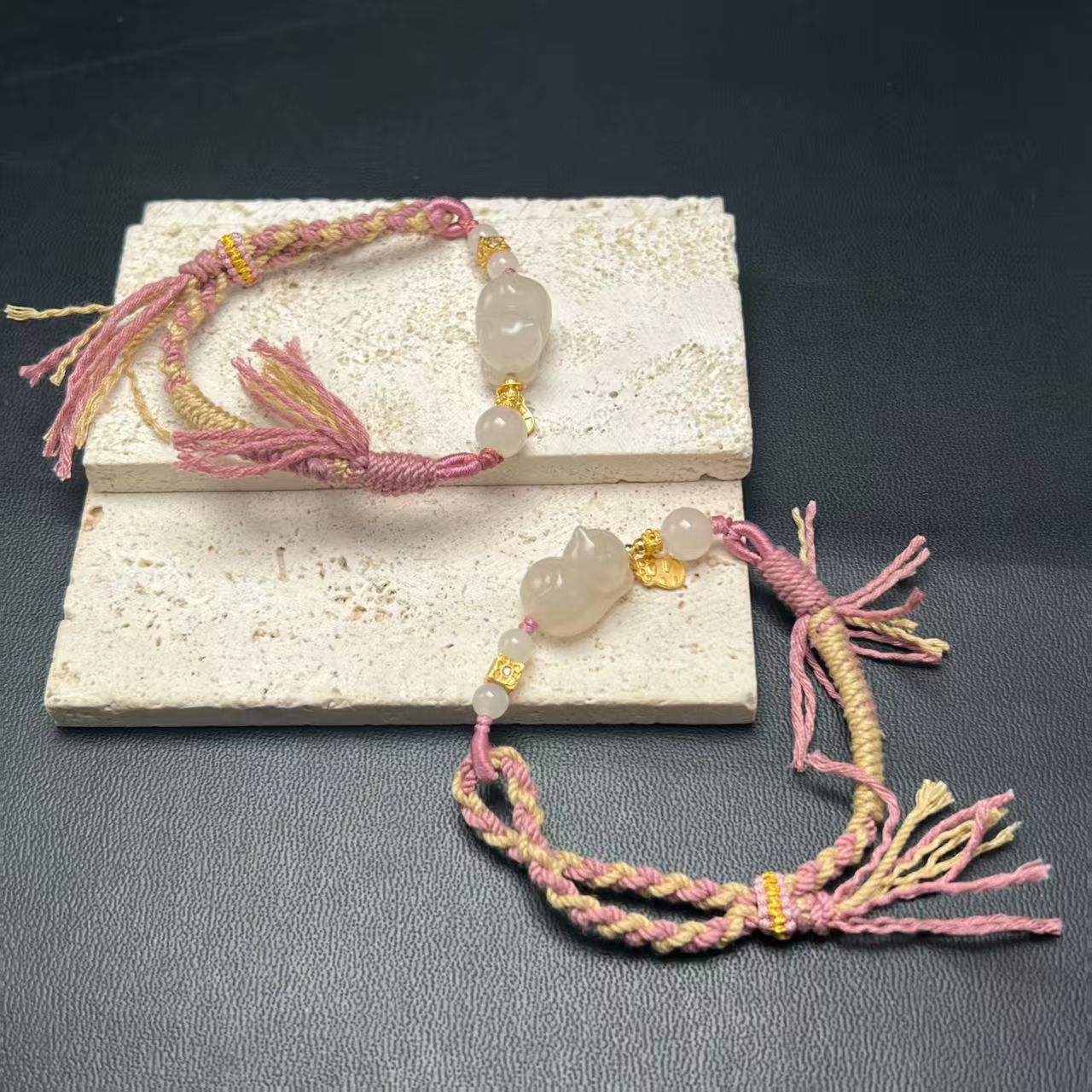 【北野珠宝】天然和田玉藕粉小猫手绳B246H-11多样性发一16x12x11mm