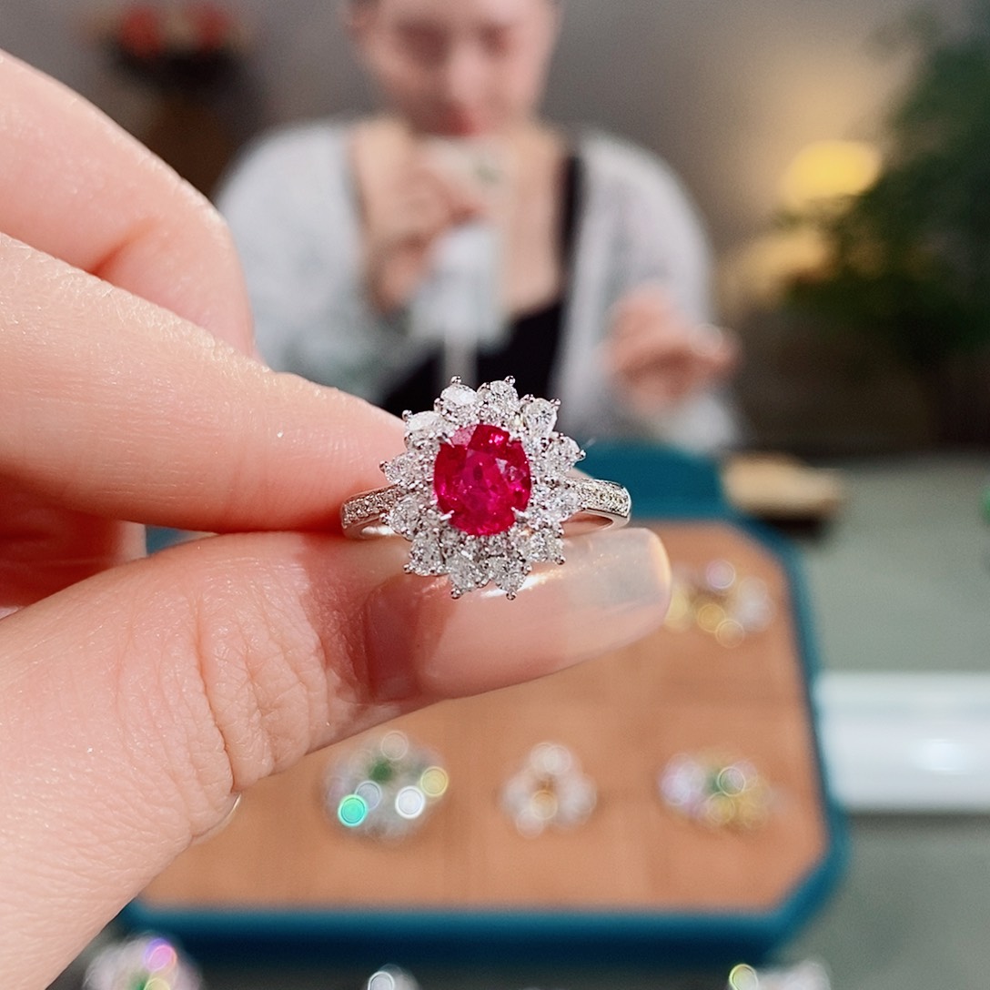 红宝石戒指18K金镶嵌1.01ct无烧鸽血红吉尔德