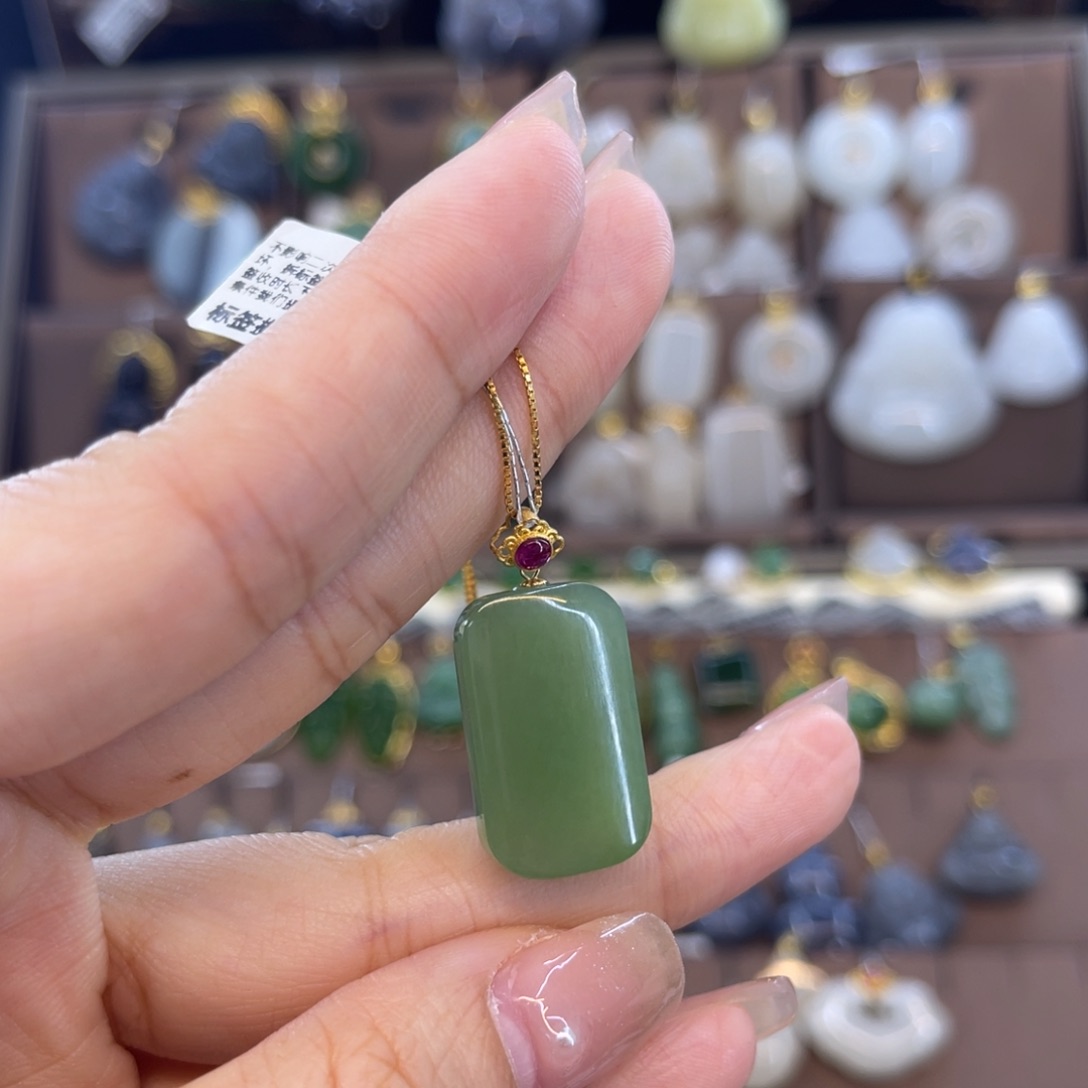 和田玉吊坠18K金镶嵌