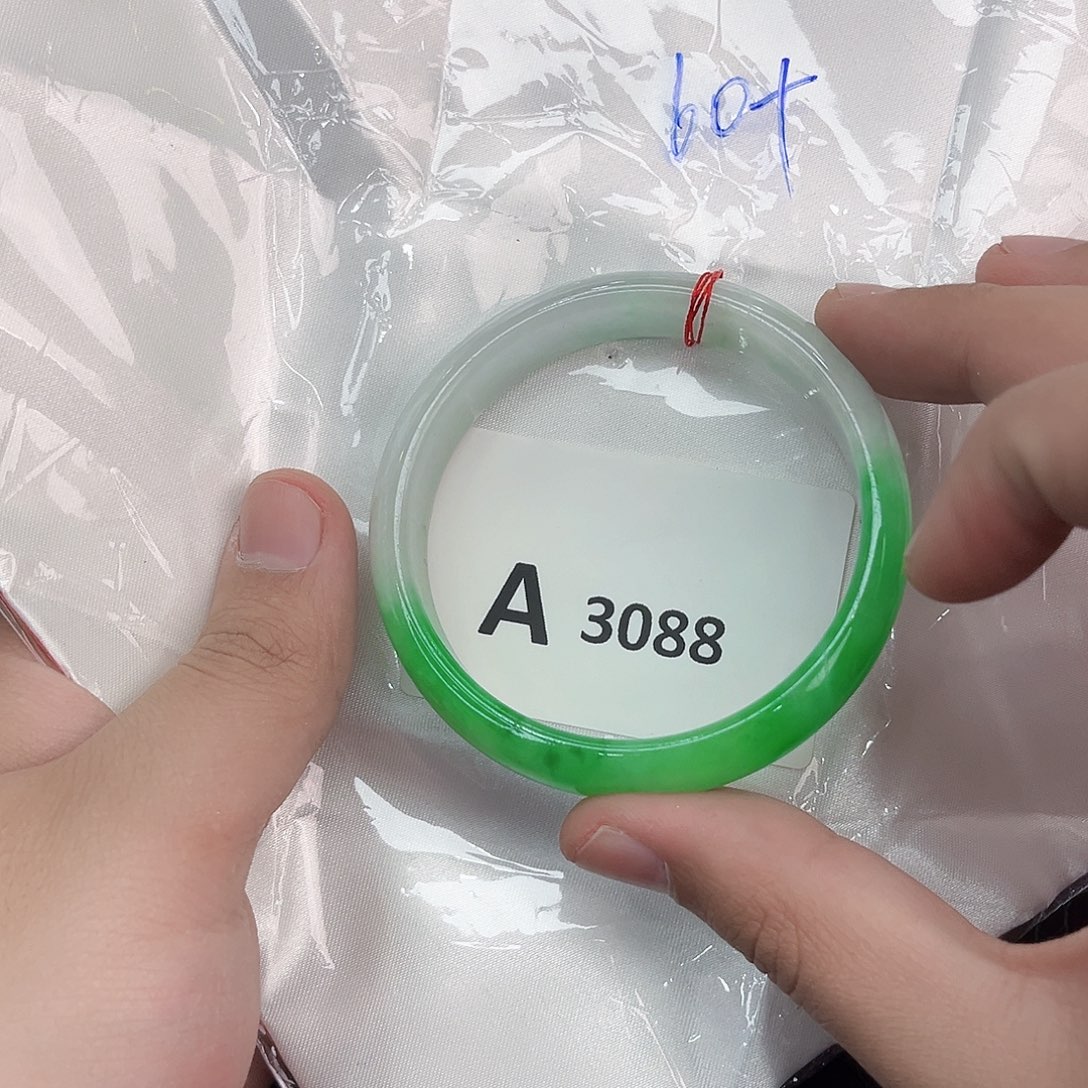 翡翠手镯未镶嵌多样性