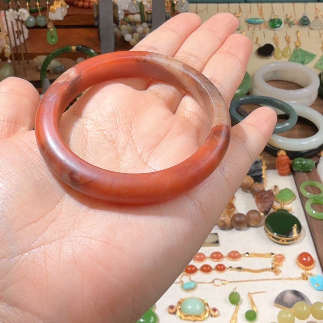 南红玛瑙未镶嵌手镯井**?