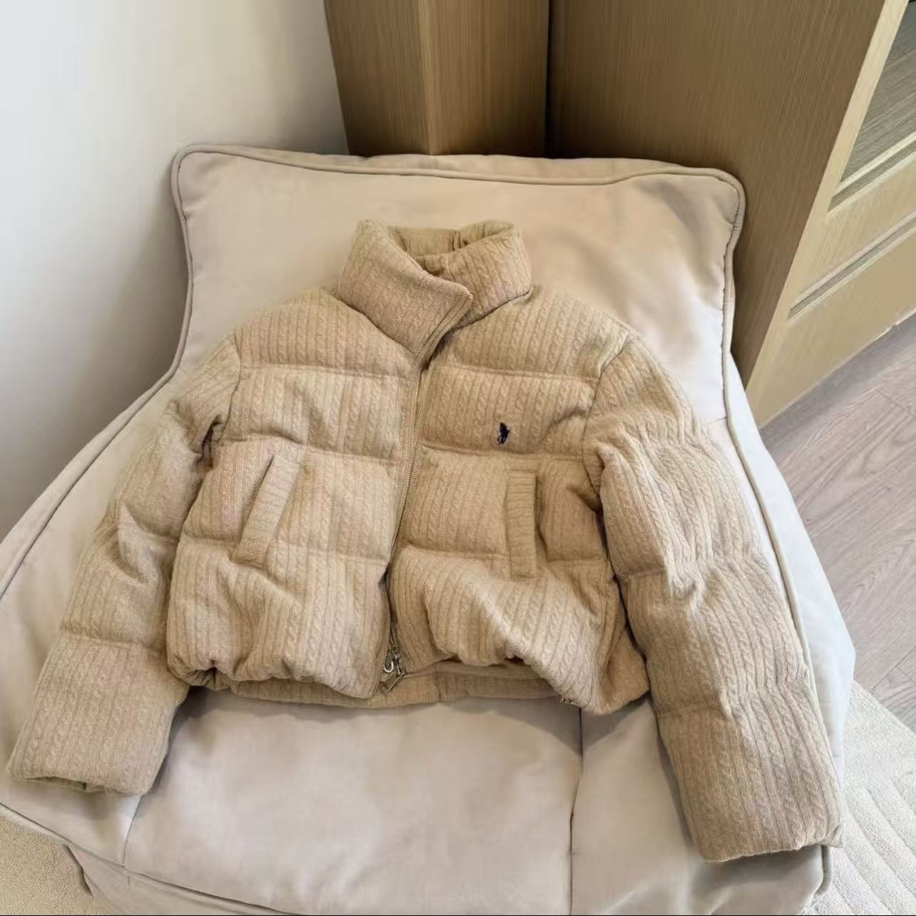 【婷婷推荐】6801 韩版绞花小刺绣立领90%羽绒服短款