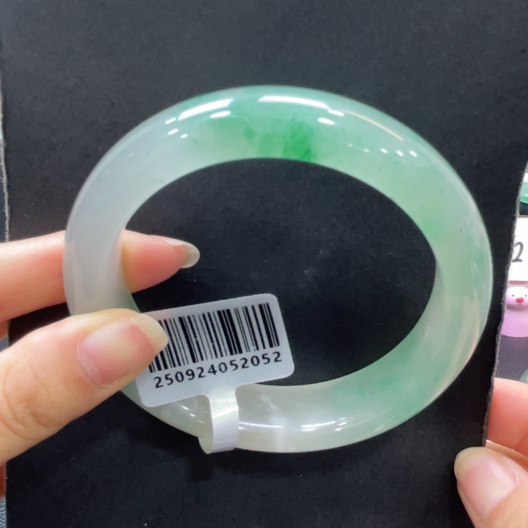 很***福石英质玉（非洲翠）未镶嵌手镯