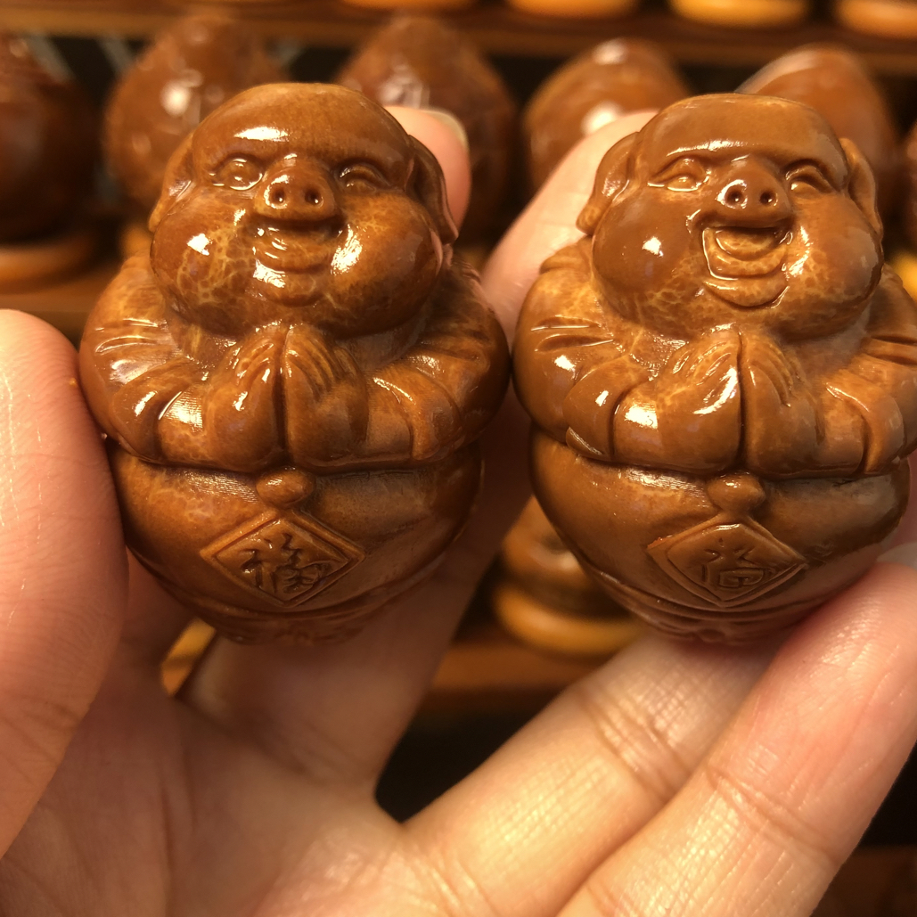 巴西大橄榄核发财猪手把件3.5左右