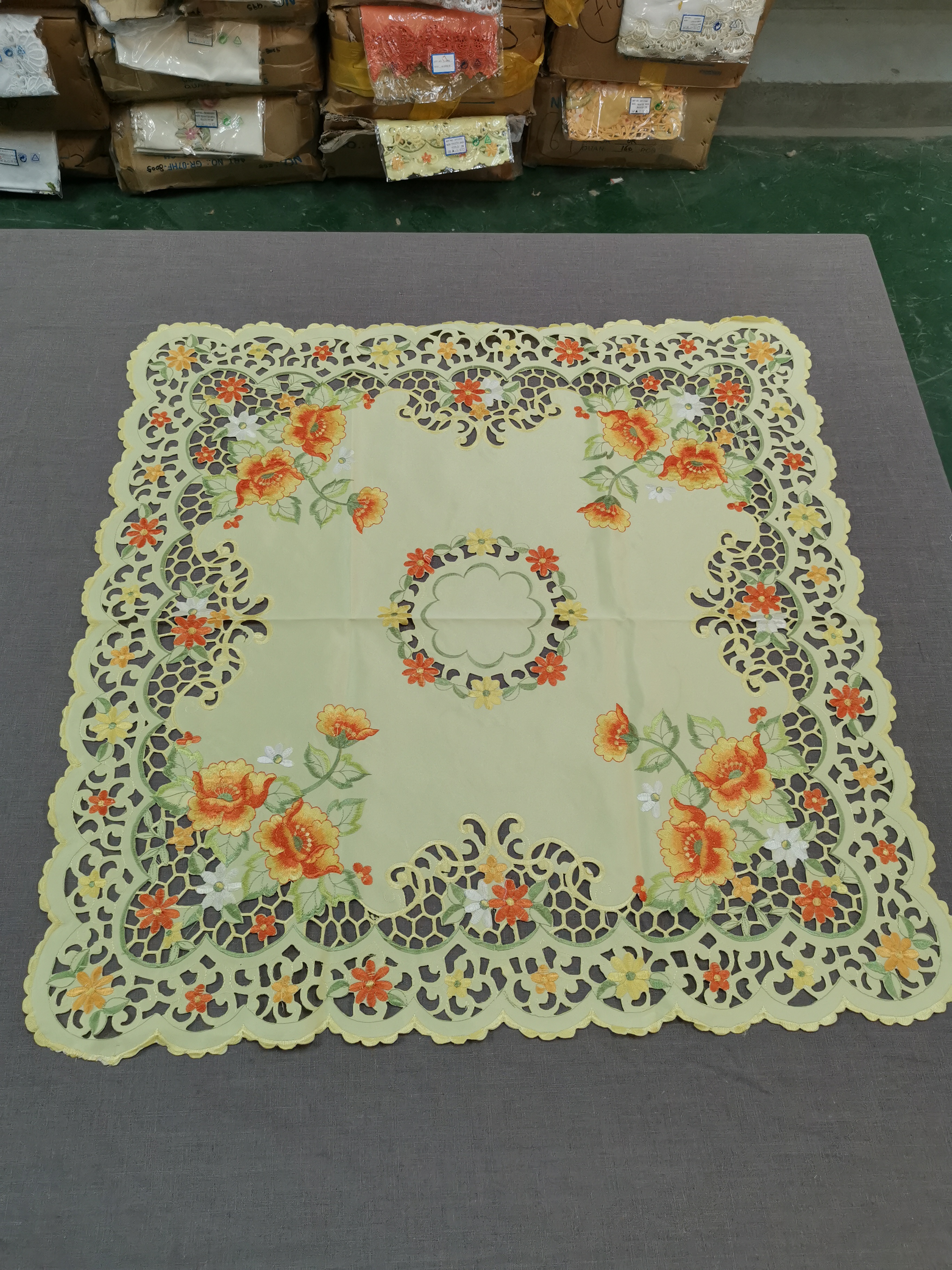 SY鲁纳欧洲原箱回流85*85厘米彩绣工艺品台布清仓09Y52090