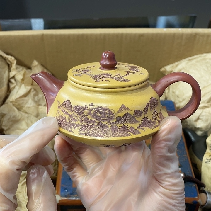 茶壶紫砂矿泥料手工制作的一把紫砂壶。