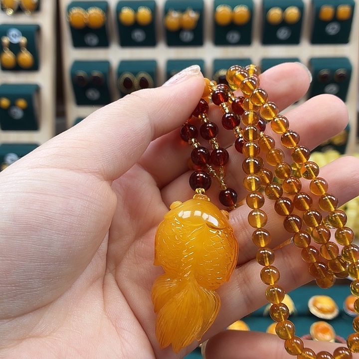 琥珀未镶嵌颈饰年年有余吊坠