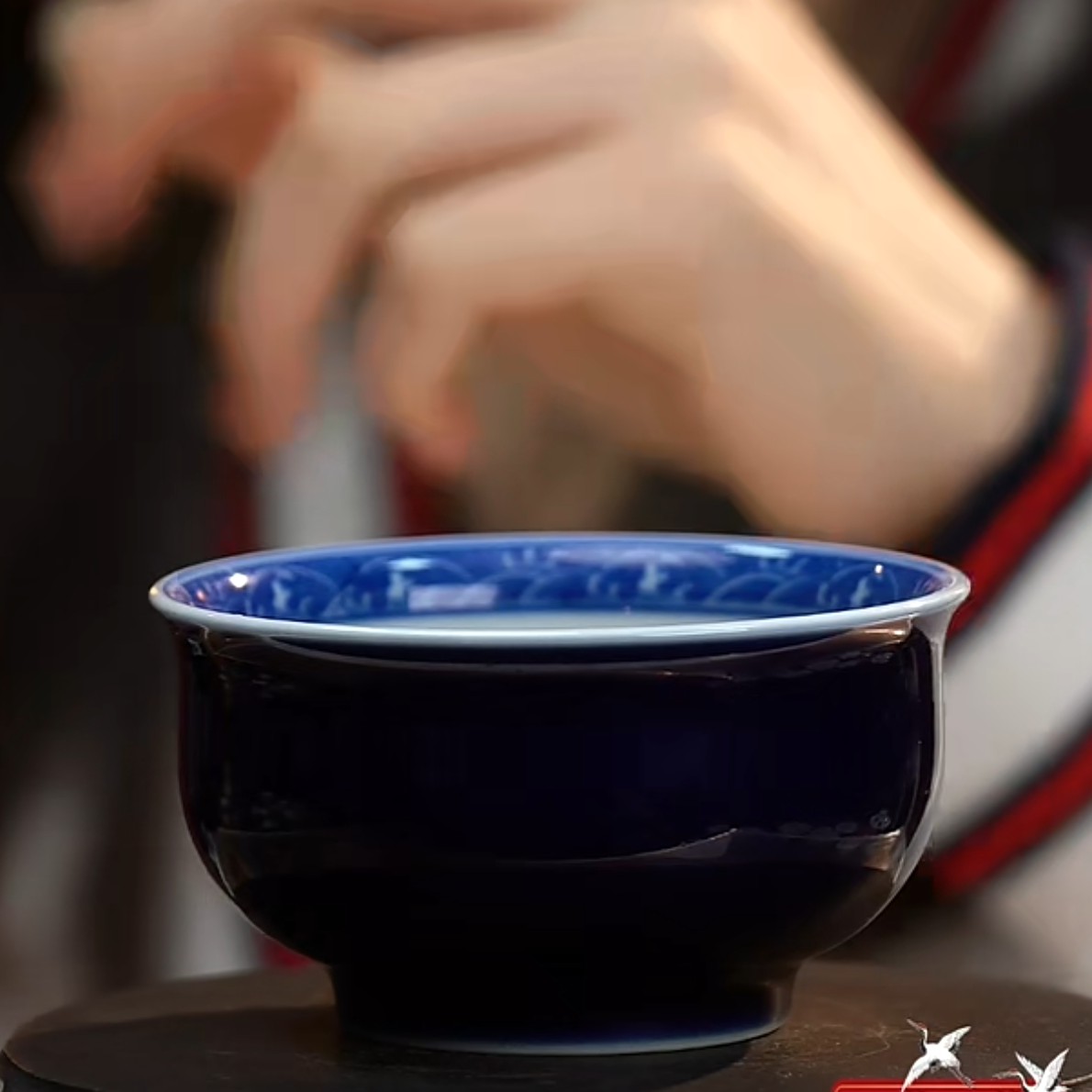 F内青花龙穿花纹外霁蓝釉钵式杯