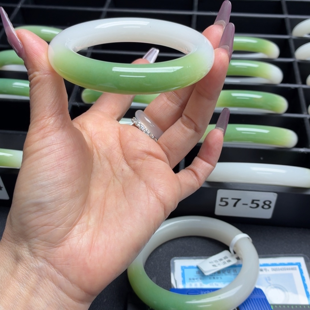 嗨****石英岩玉未镶嵌手镯