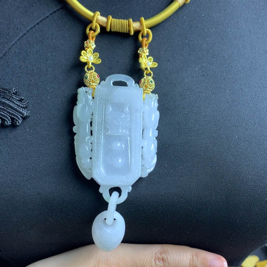 翡翠颈饰未镶嵌翡翠