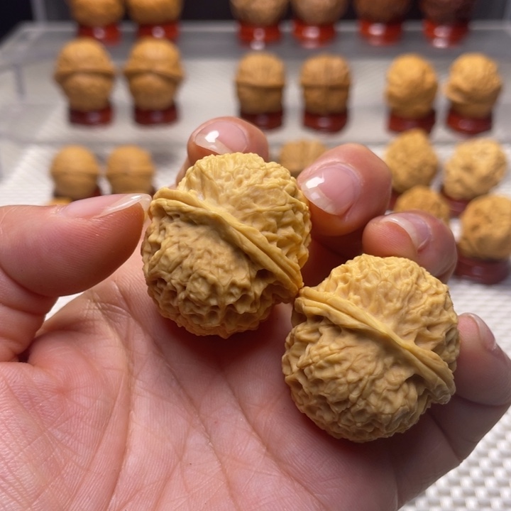 文玩核桃把件10珊瑚纹绣球