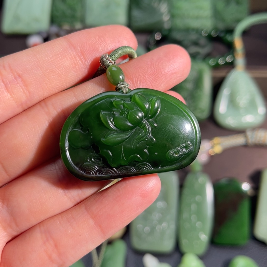 和田玉挂件未镶嵌菠菜绿莲叶牌定制