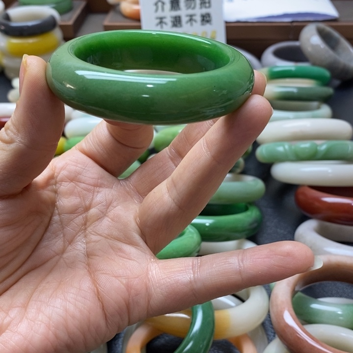 石英质玉手镯未镶嵌