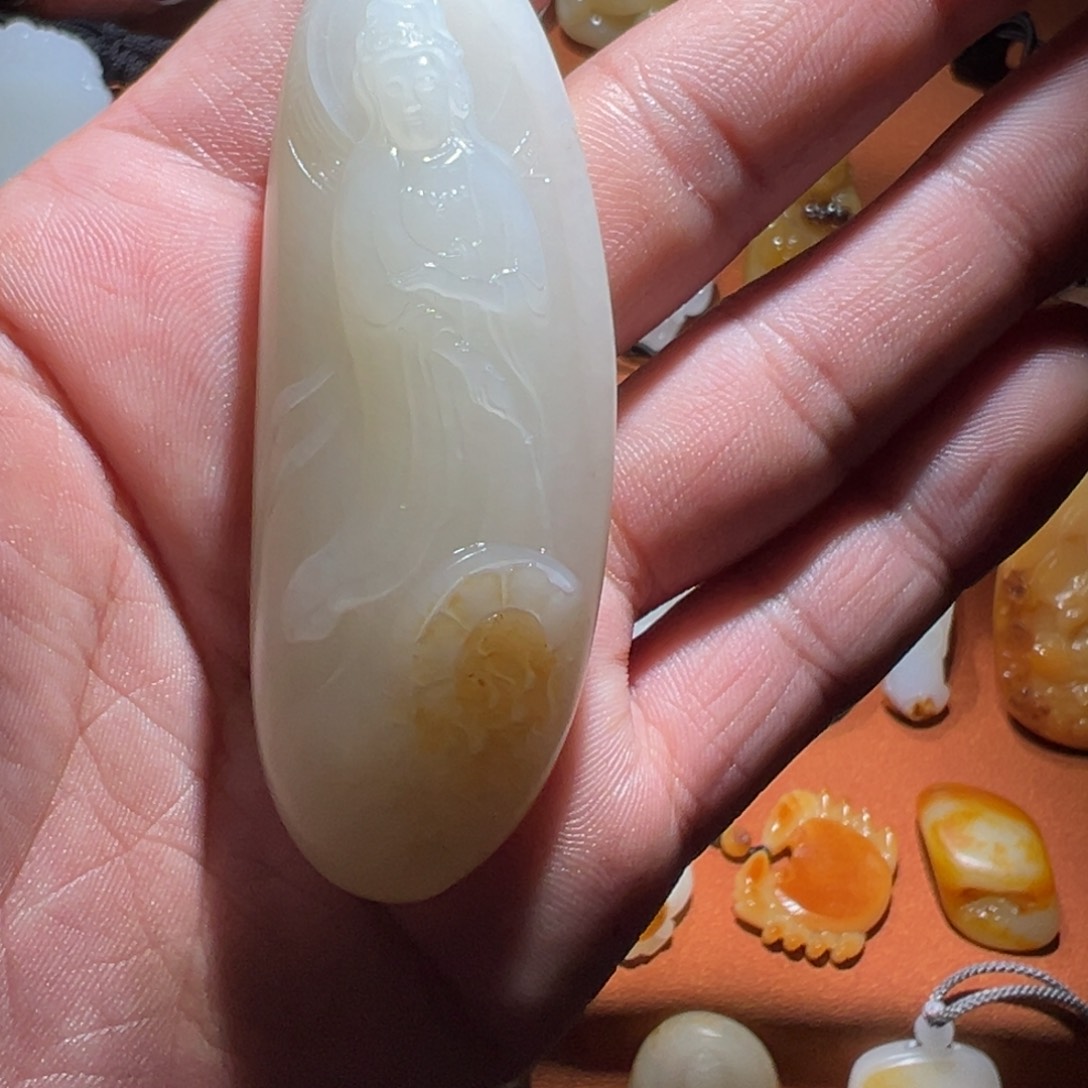 和田玉挂件未镶嵌不***中