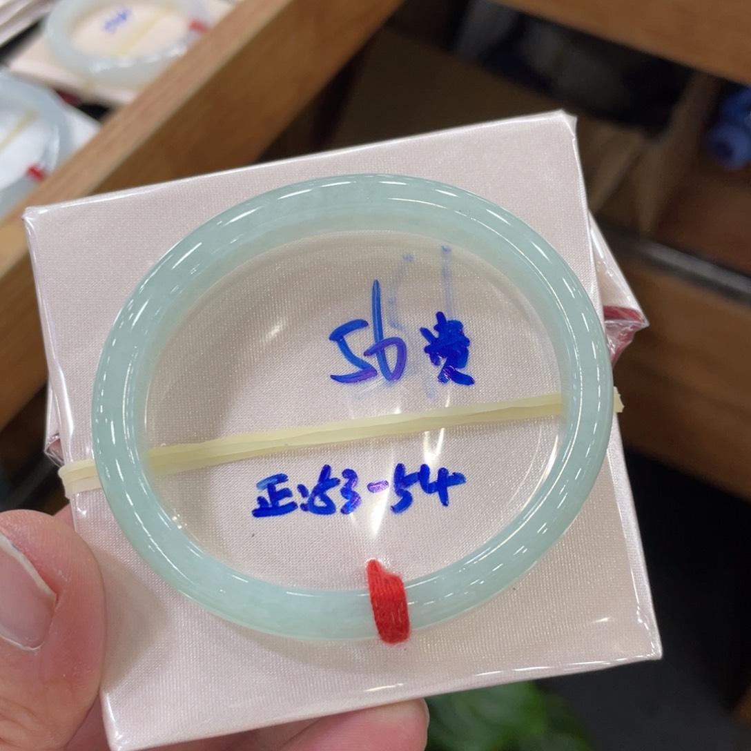 翡翠手镯未镶嵌翡翠