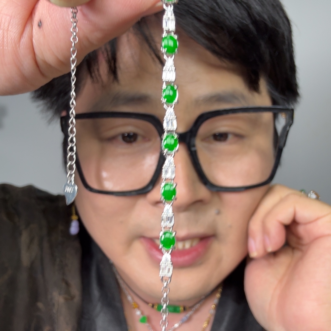 翡翠未镶嵌颈饰一件