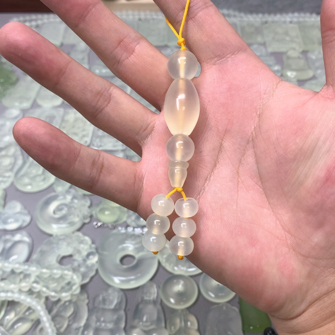 蛇纹石玉颈饰未镶嵌