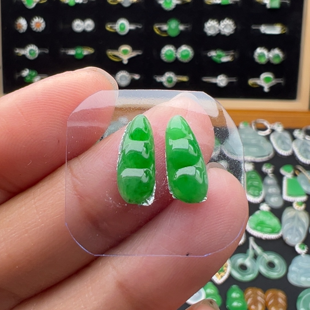 翡翠18K金镶嵌颈饰豆