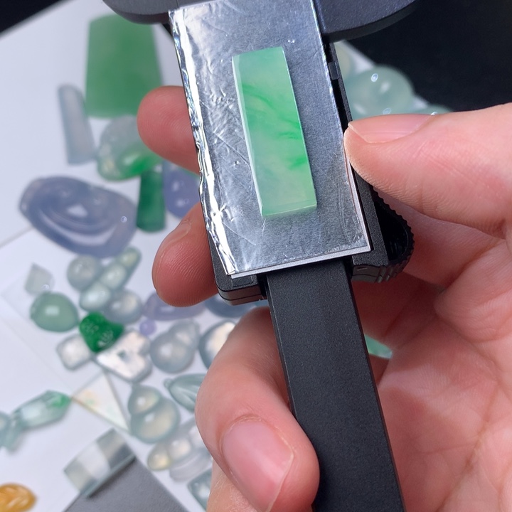 翡翠未镶嵌颈饰无事牌