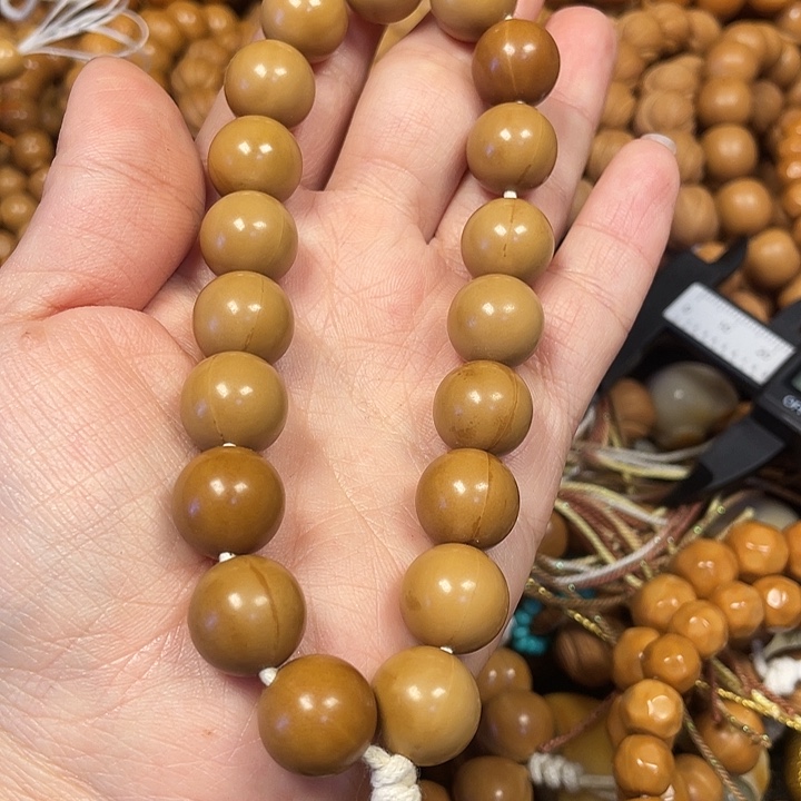 木微瑕正圆光珠手持。          