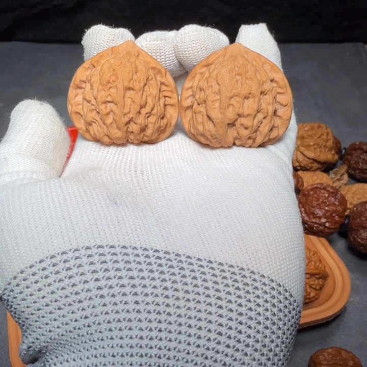 文玩核桃吊坠金牛编号7800，40.5尺，礼盒发货