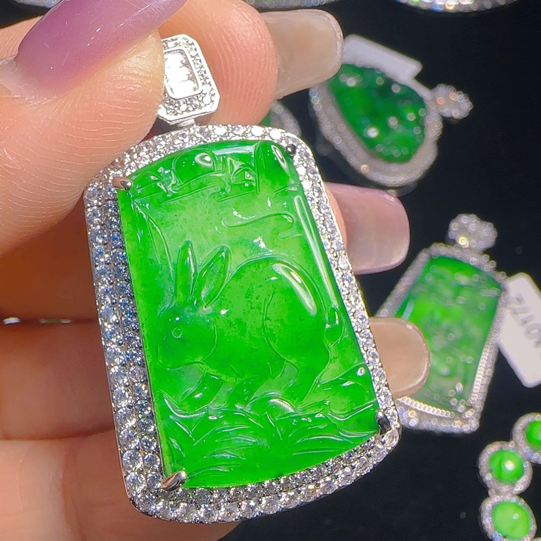 翡翠吊坠(赠链)未镶嵌