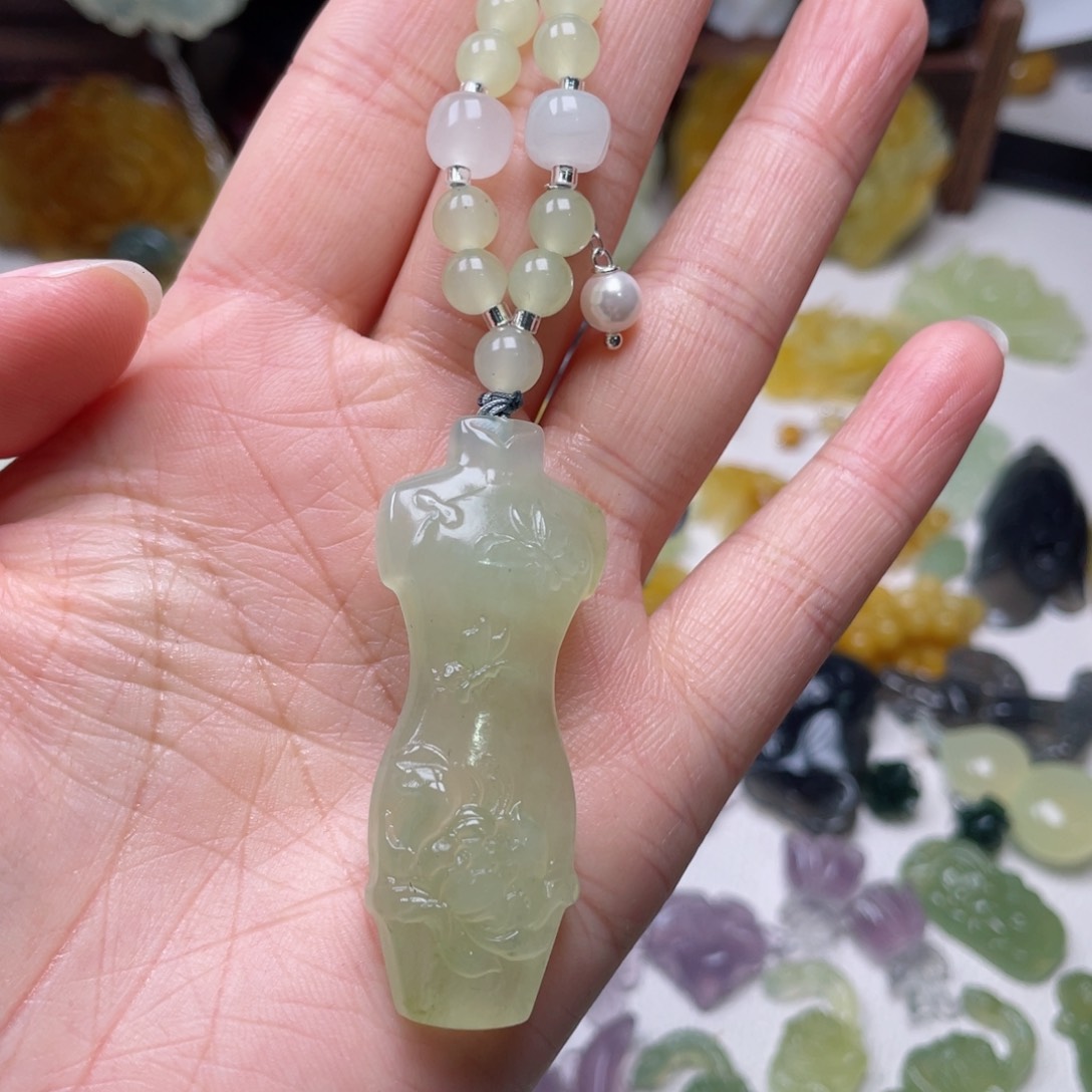 蛇纹石玉颈饰未镶嵌