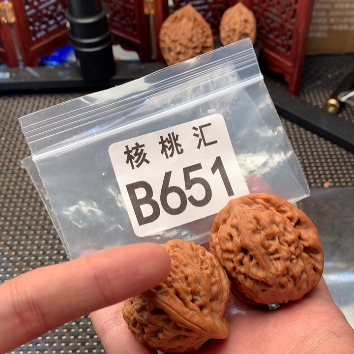 文玩核桃吊坠莲花