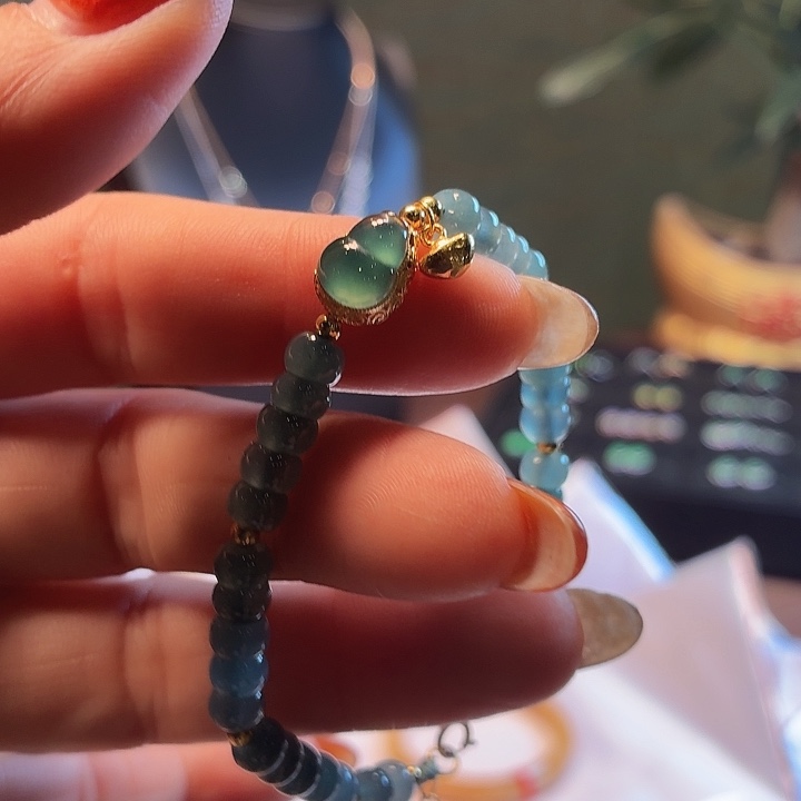 莉***翡翠未镶嵌颈饰翡翠手链