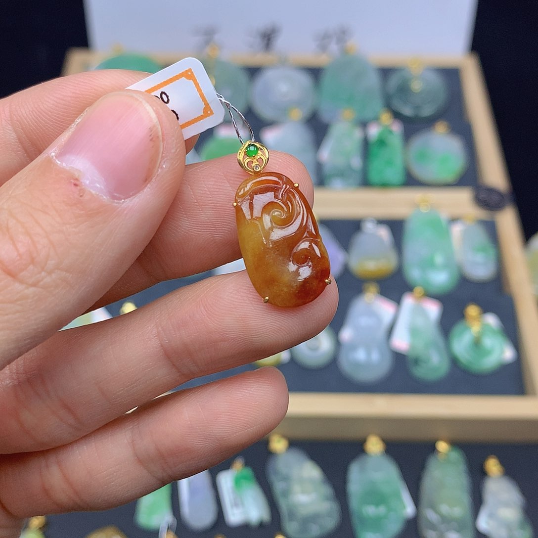 翡翠颈饰18K金镶嵌翡翠