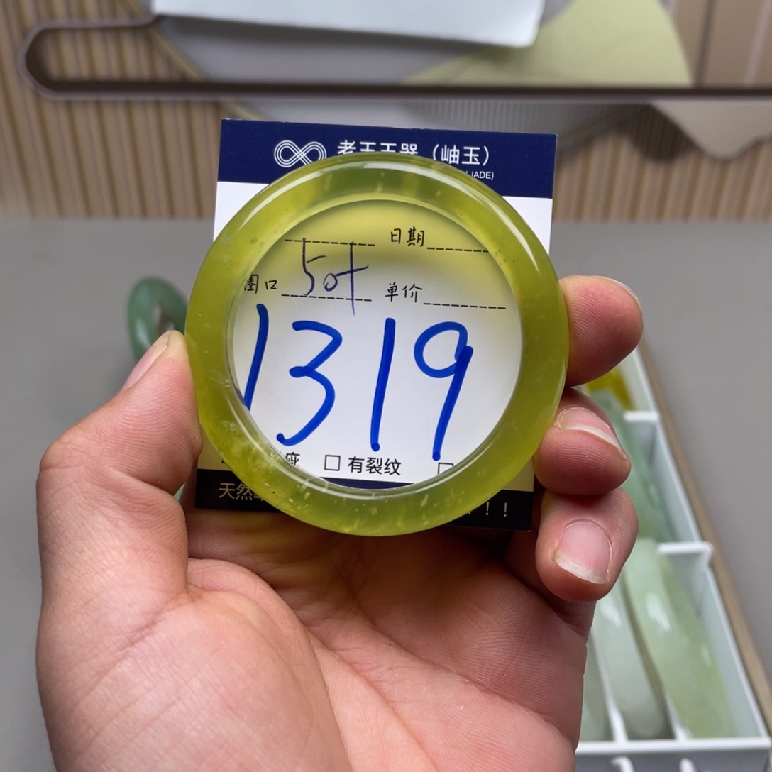 岫玉手镯手镯未镶嵌