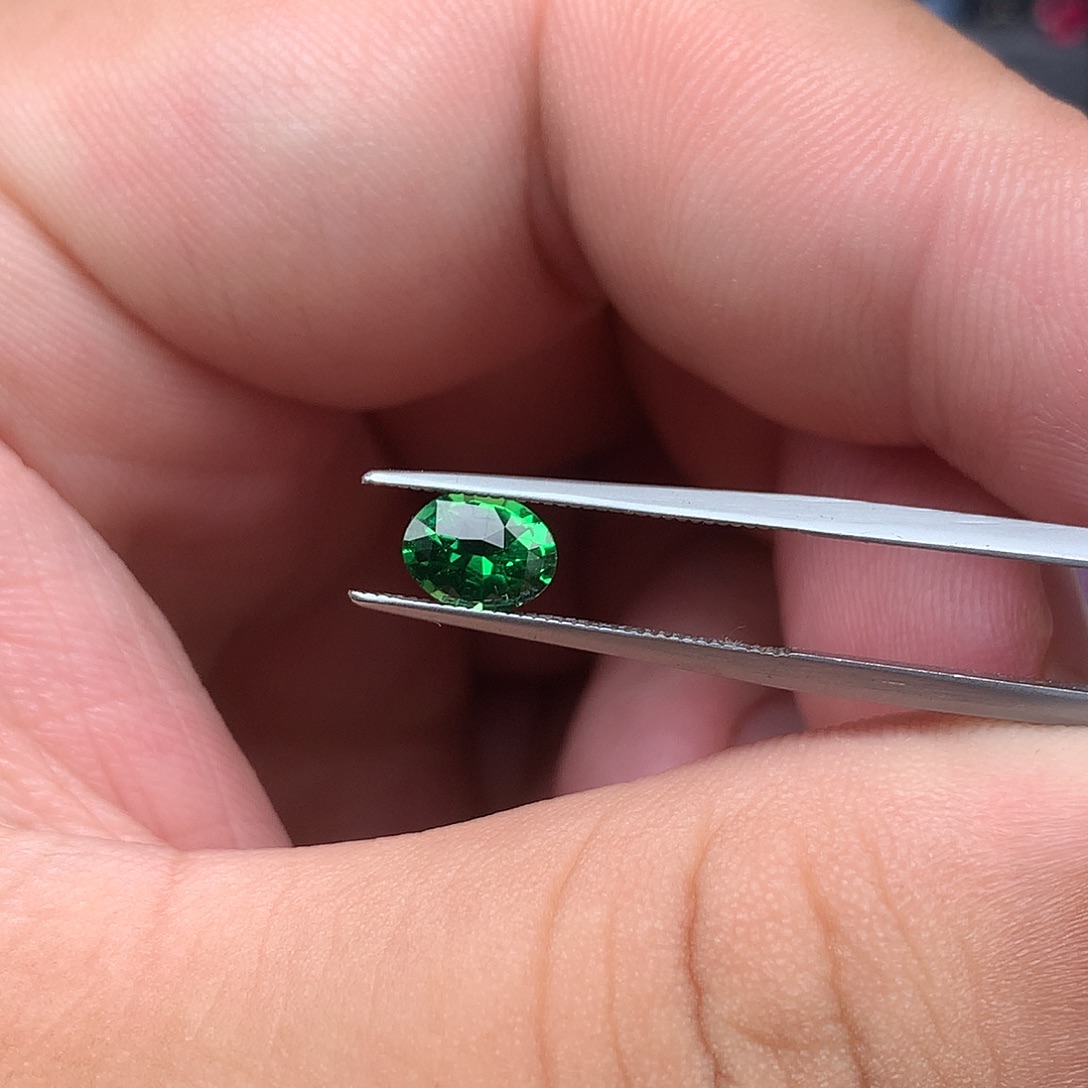 上***溃未镶嵌裸石石榴石（沙弗莱）1.085ct 5.5*7