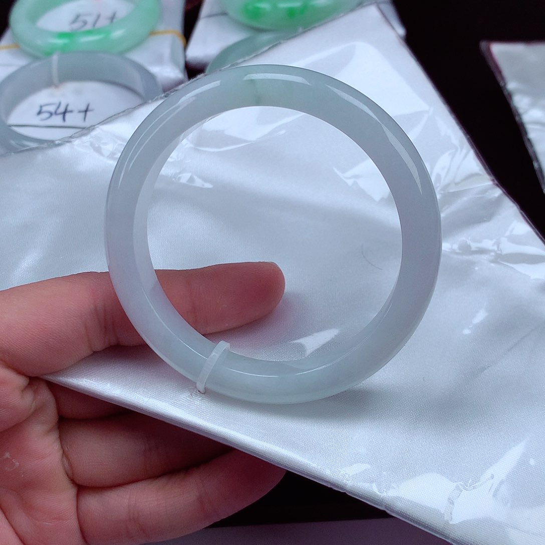 翡翠手镯未镶嵌翡翠