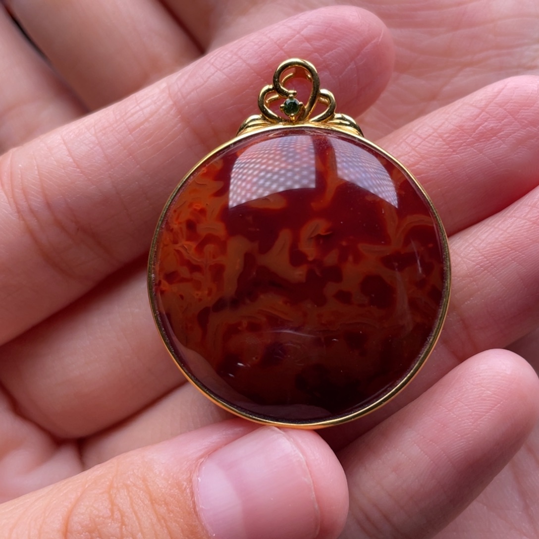 南红玛瑙18K金镶嵌珠宝奇石圆牌吊坠