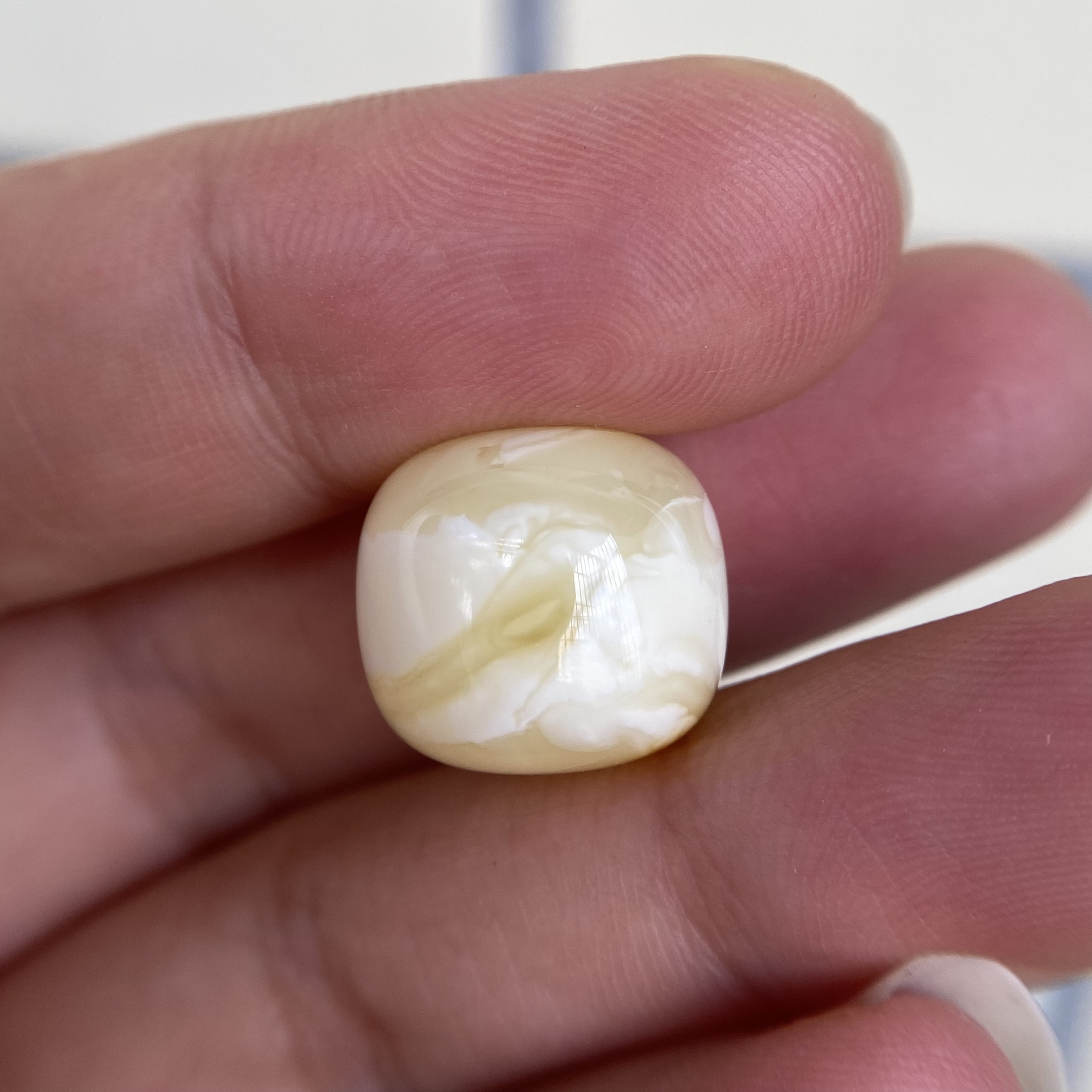 蜜蜡奶黄白蜡微沁老型配饰14.3×13.3mm，无优化保天然