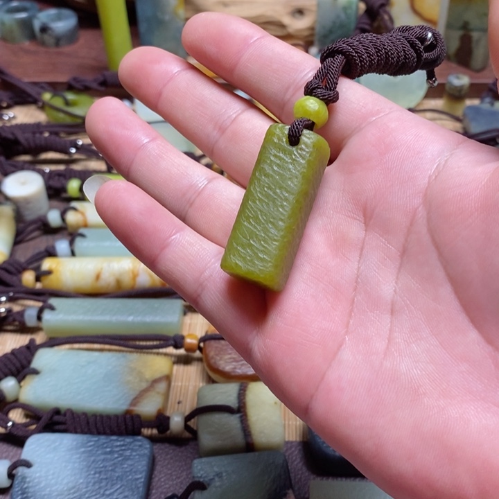 蛇纹石玉挂件未镶嵌