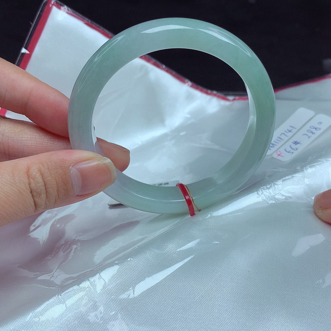 翡翠手镯未镶嵌56圈741