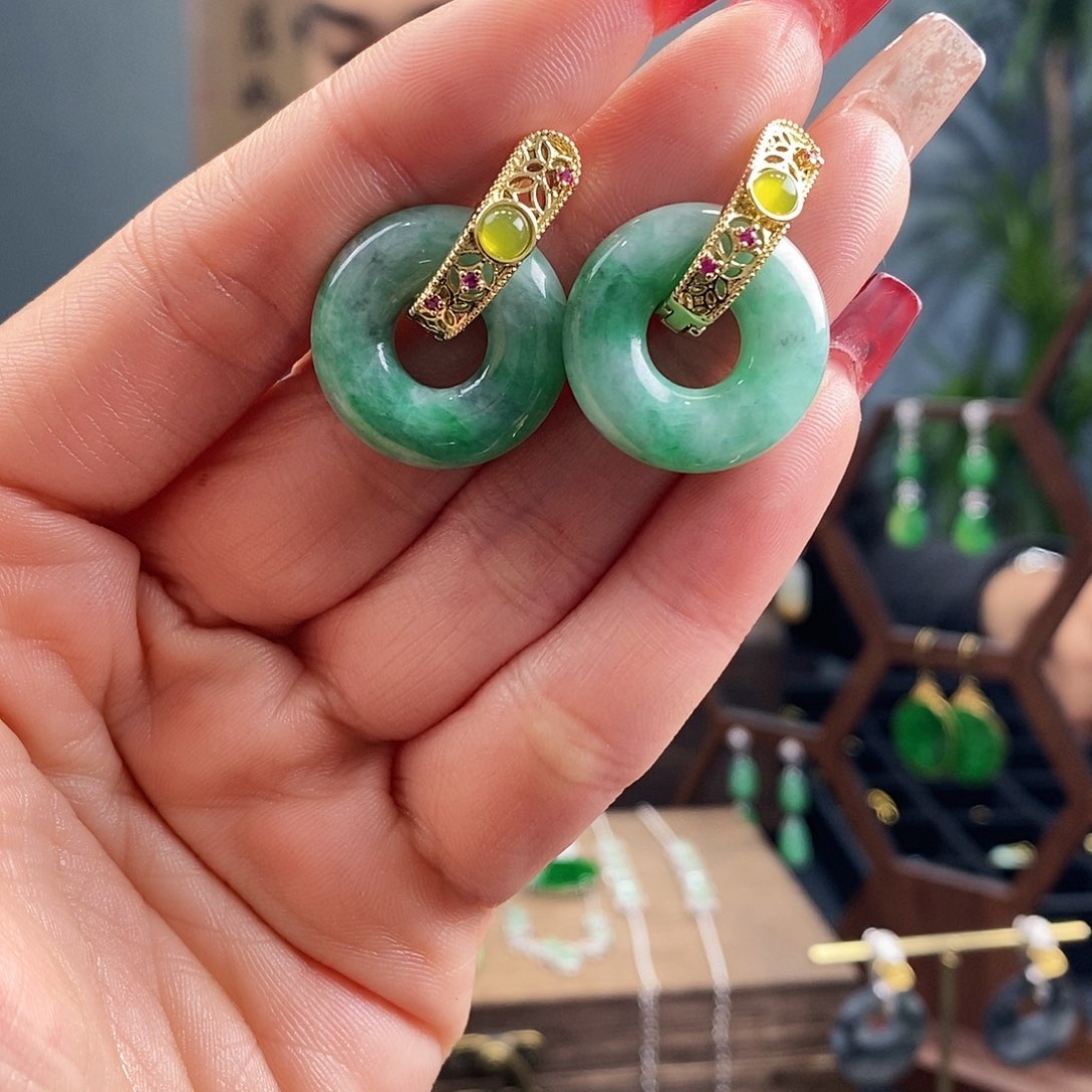 翡翠耳饰未镶嵌翡翠