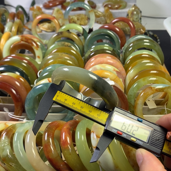 岫玉手镯未镶嵌岫玉手镯