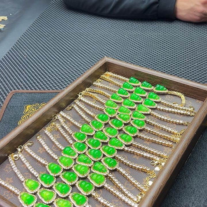 翡翠颈饰未镶嵌啊啊