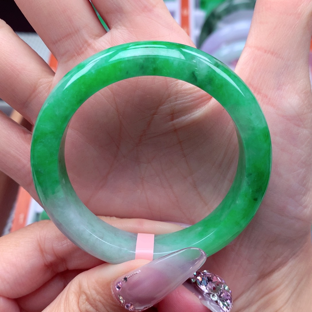 翡翠手镯未镶嵌翡翠