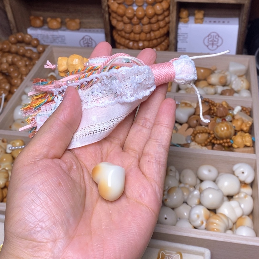 抱***叭吊坠猴头核桃爱心 粉红泡泡
