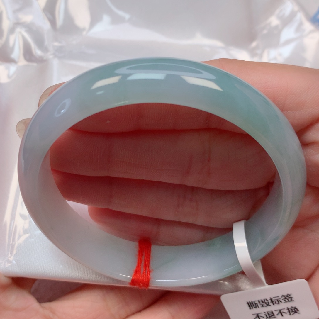 翡翠手镯未镶嵌57.8圈 淡蓝底