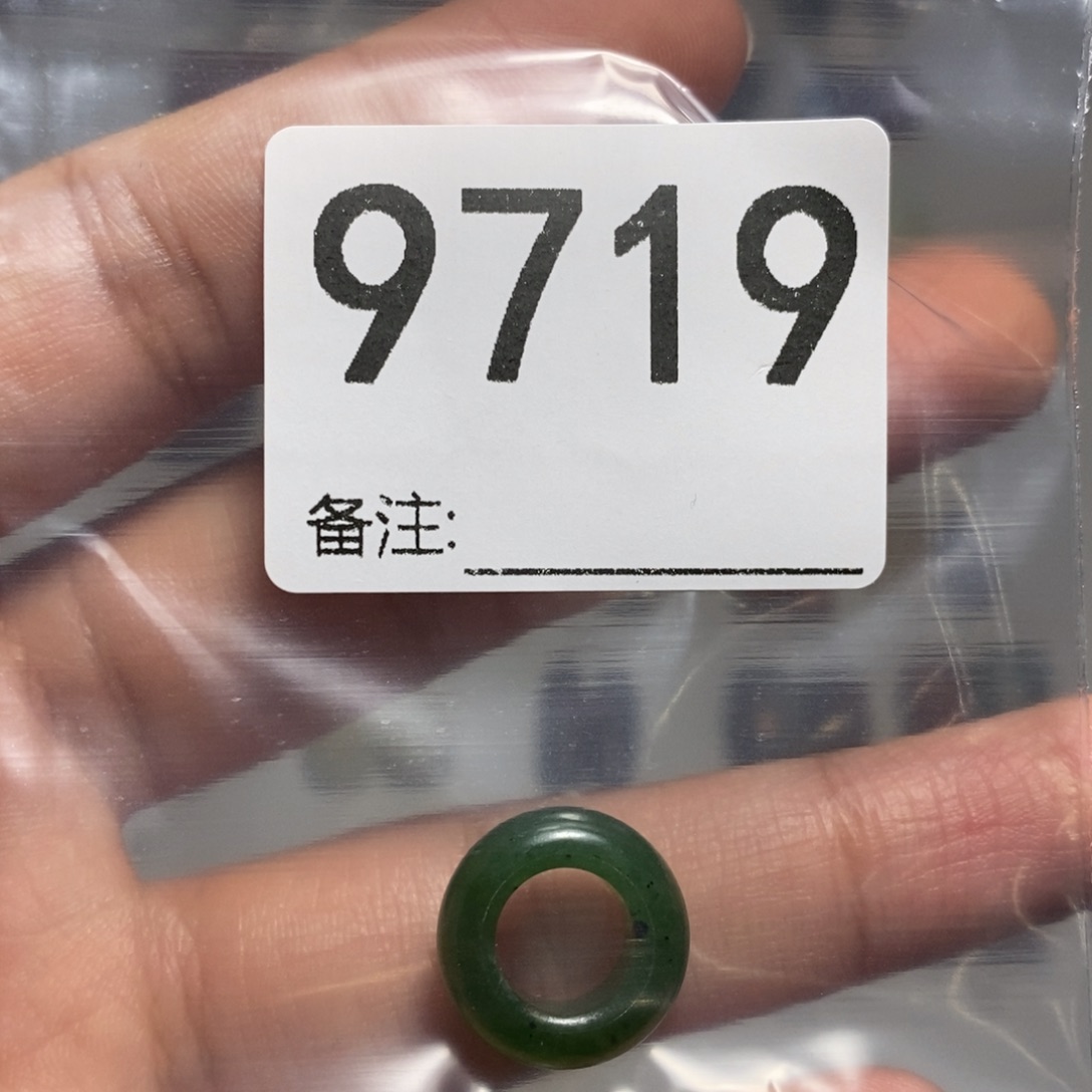 颈饰未镶嵌透闪石质玉睡****包