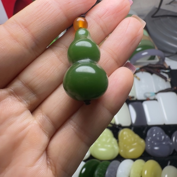 天然新疆老料阳绿葫芦吊坠