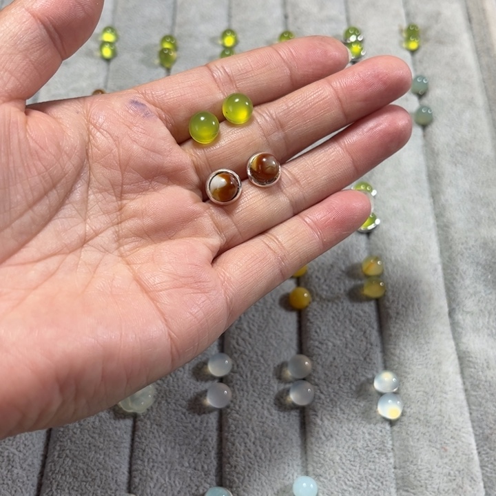 蛇纹石玉耳饰合金