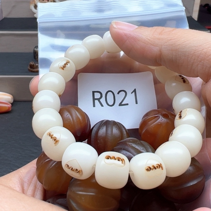 侯***师吊坠菩提根/象牙果